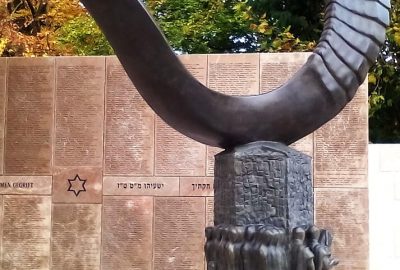 Mémorial de la ville d'Utrecht dédié aux victimes juives avec un grand shofar sculpté