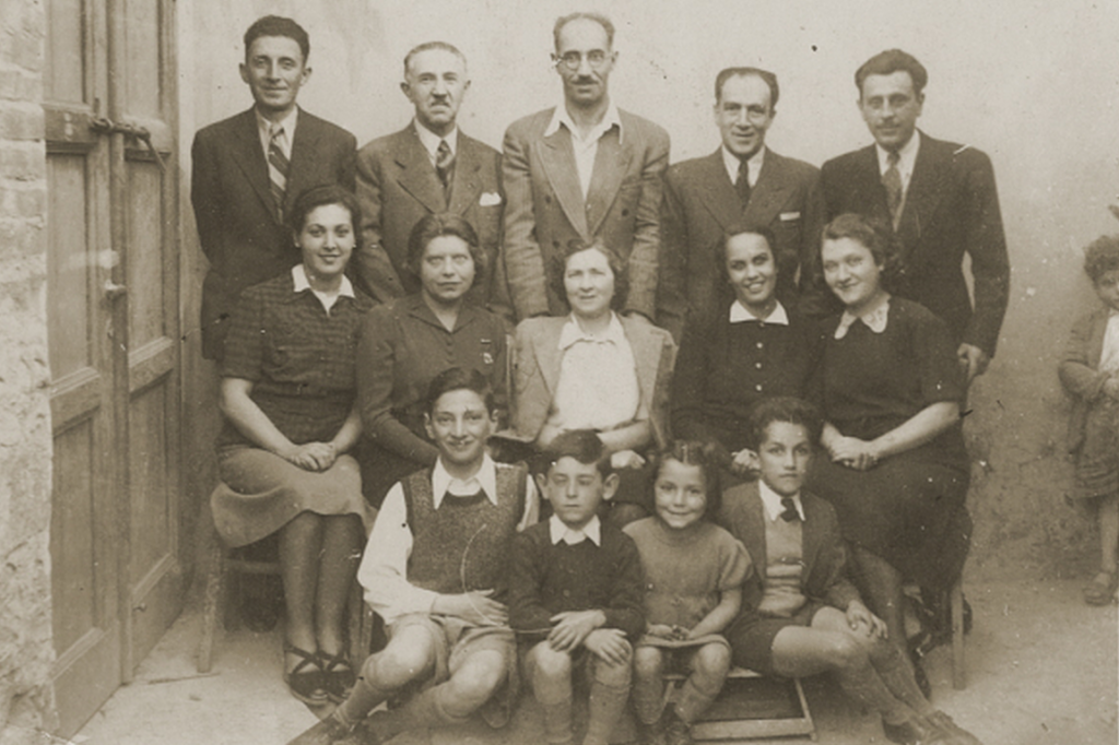 Ancienne photo d'une famille juive ayant vécu dans la ville de KaVaje