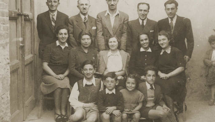 Ancienne photo d'une famille juive ayant vécu dans la ville de KaVaje
