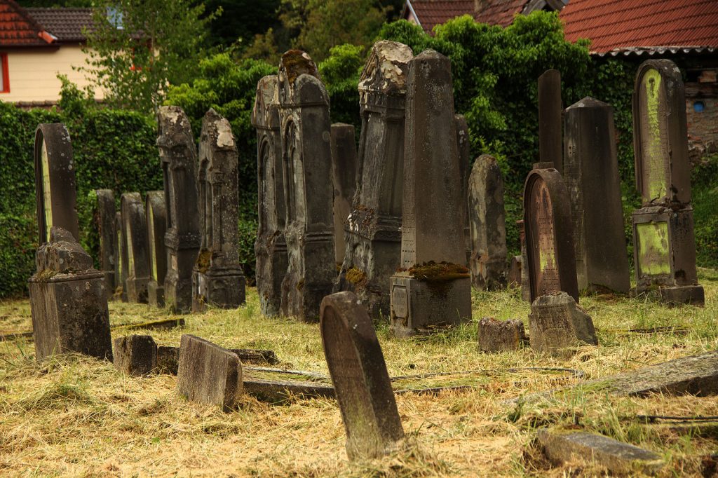 Anciennes pierres tombales élevées dans le vieux cimetière juif de la ville de Thann