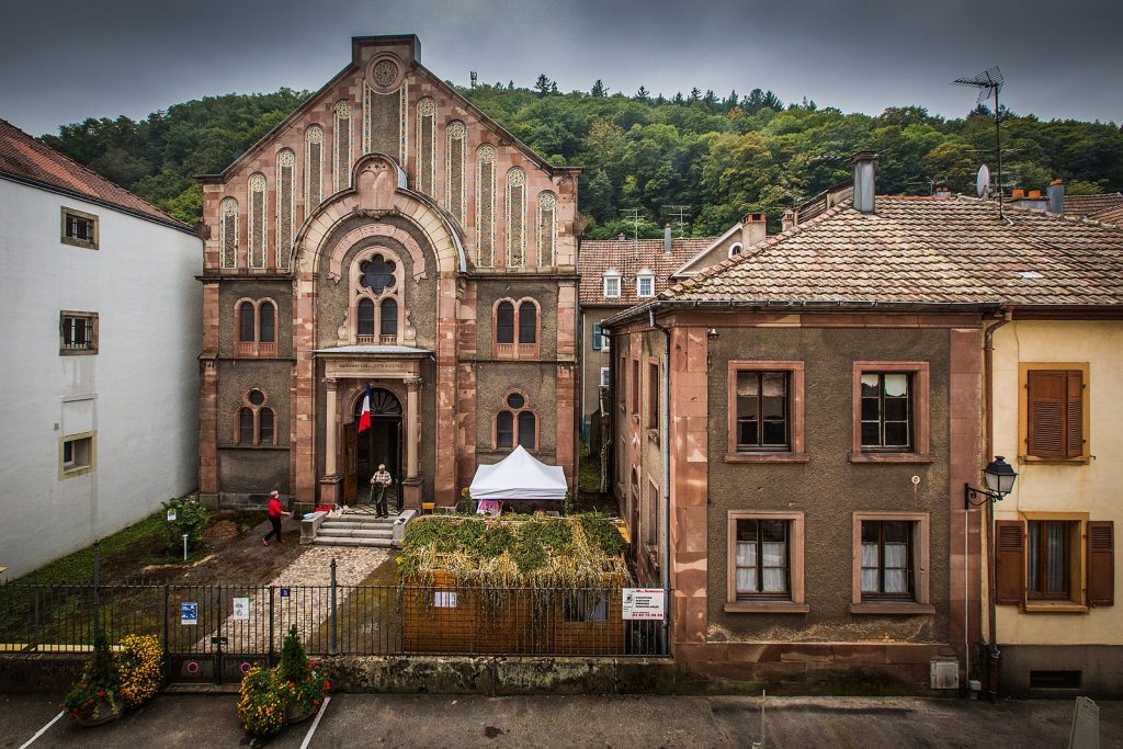 Vue extérieure de la synagogue de Thann avec des fenêtres en forme de Tables de la Loi