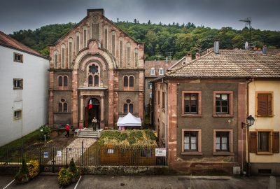 Vue extérieure de la synagogue de Thann avec des fenêtres en forme de Tables de la Loi