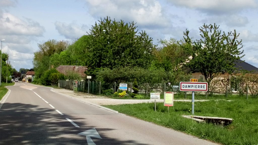 Entry to the city of Dampierre by the road