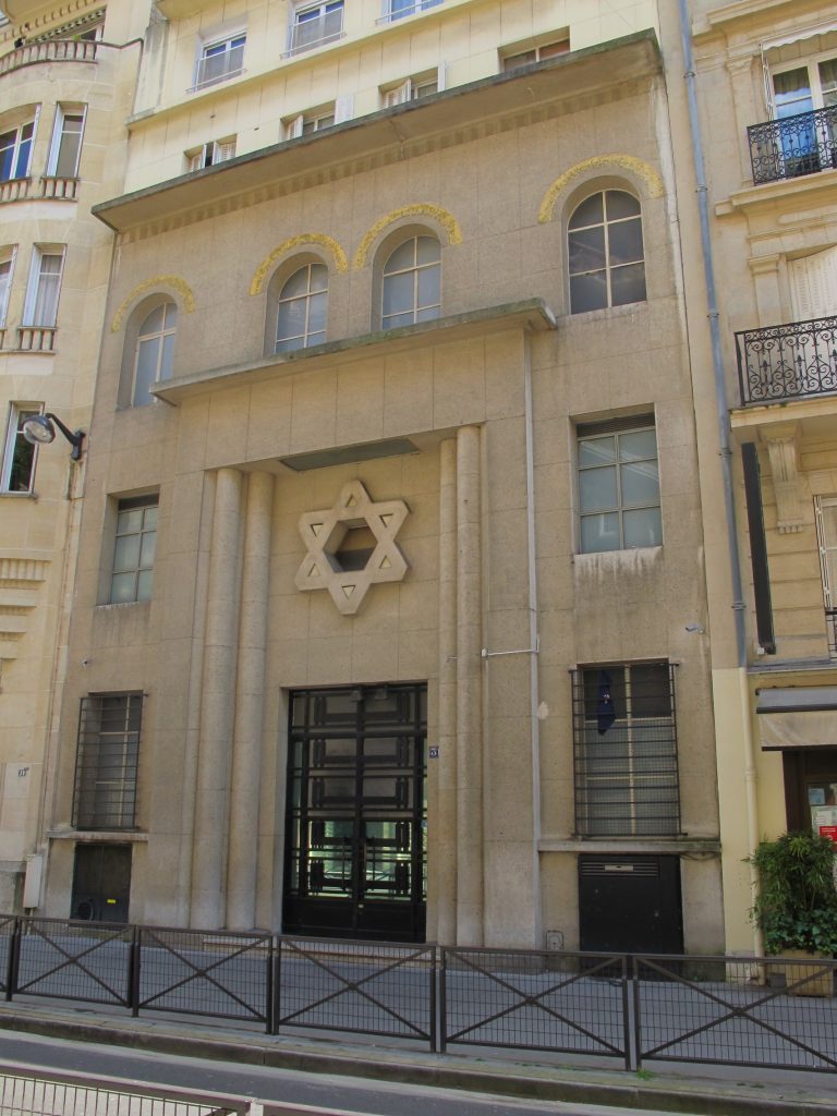 Vue extérieure de l'immeuble accueillant la synagogue Montevideo and le 16e arrondissement de Paris