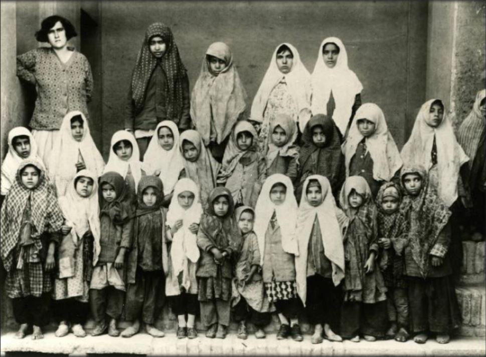 Ancienne photo de jeunes filles élèves de l'école de l'AIU dans la ville iranienne de Yezd