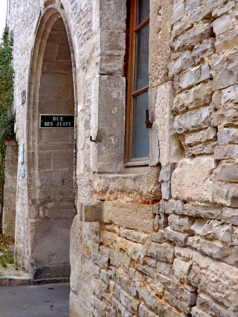 Plaque indicating the rue des Juifs in the city of Mussy