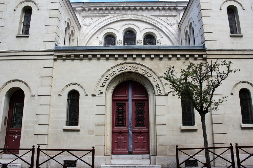 Outside view of the synagogue of Neuilly and its entry