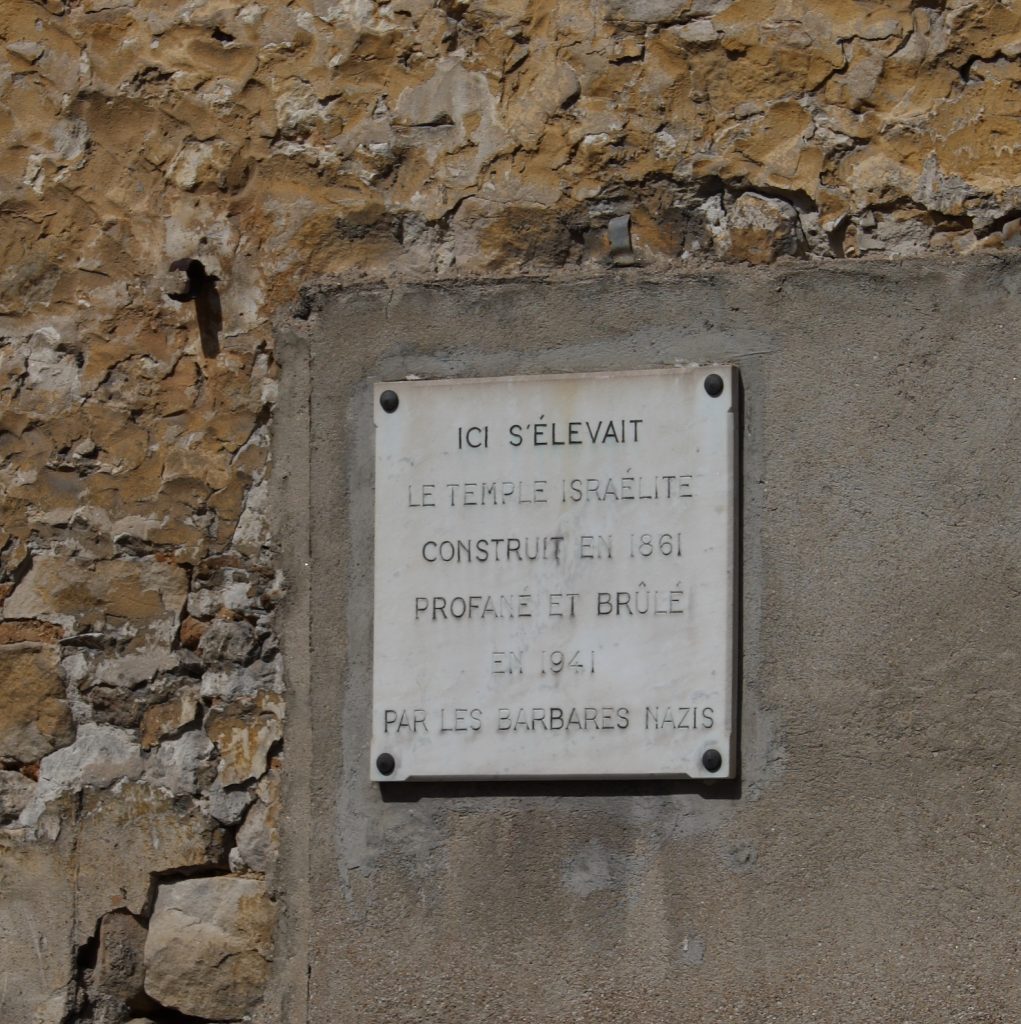 Plaque sur le mur de la synagogue de Fontainebleau