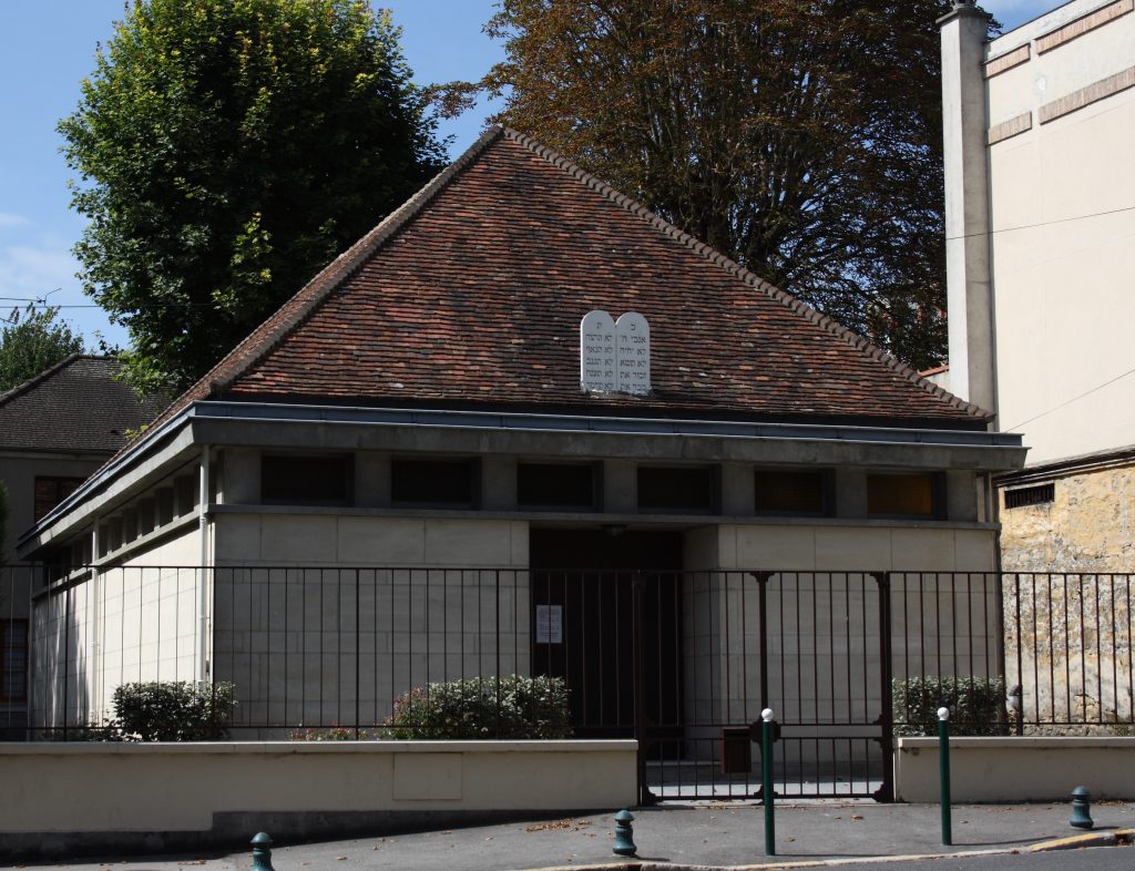 Vue extérieure de la synagogue de Fontainebleau avec des tables de la Loi sculptées