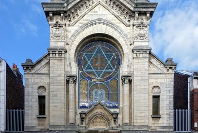 The 17-meter nave is supported by twelve cast iron pillars symbolizing the twelve tribes. A sculpture of the Tables of the Law can be found atop the synagogue.
