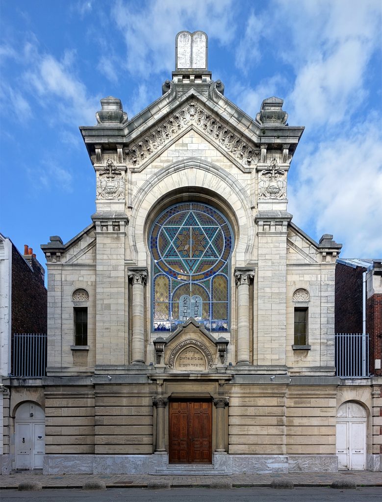 The 17-meter nave is supported by twelve cast iron pillars symbolizing the twelve tribes. A sculpture of the Tables of the Law can be found atop the synagogue.