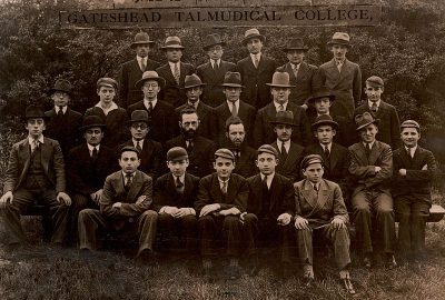 Ancient photo of students at Gateshead Talmudical College