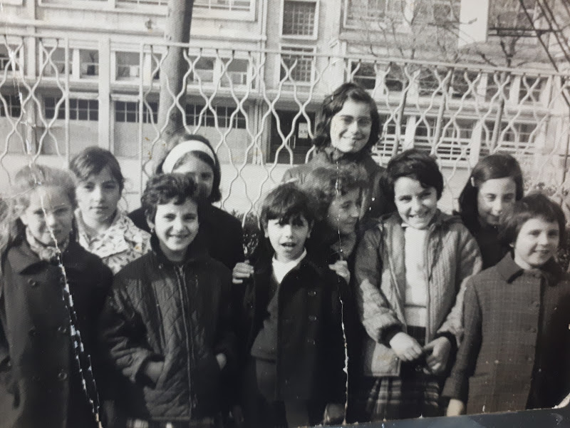 Enfants juifs devant une école au Havre