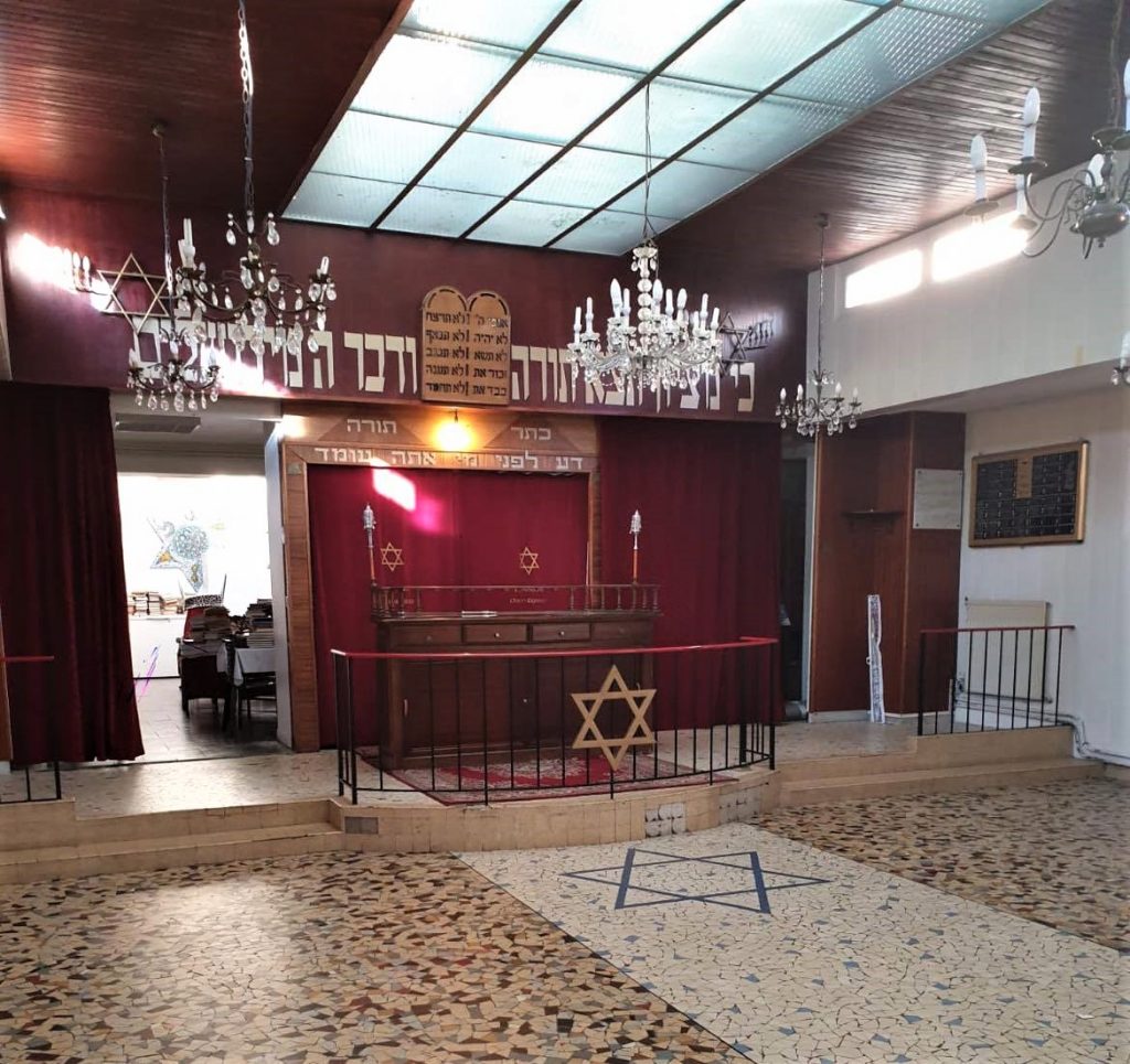 Vue intérieure de la synagogue du Havre avec ses lustres