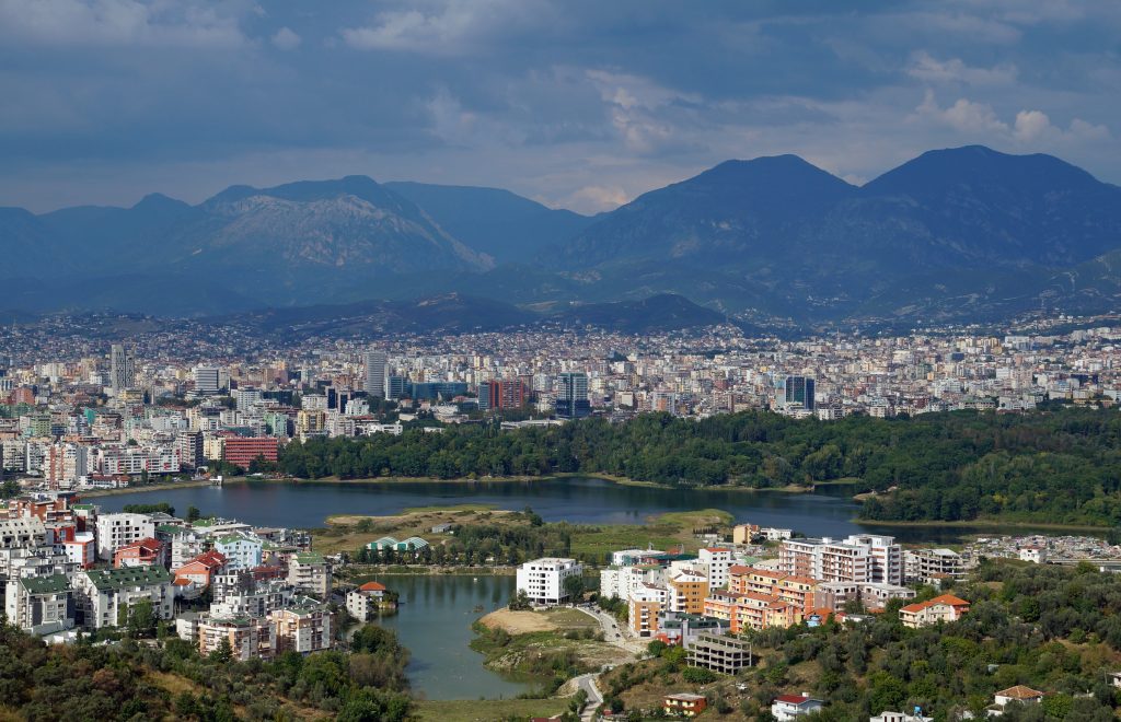 Vue de la ville de Tirana et des montagnes qui l'entourent