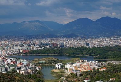 Vue de la ville de Tirana et des montagnes qui l'entourent