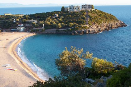 Vue de la plage de la ville de Vlore en Albanie