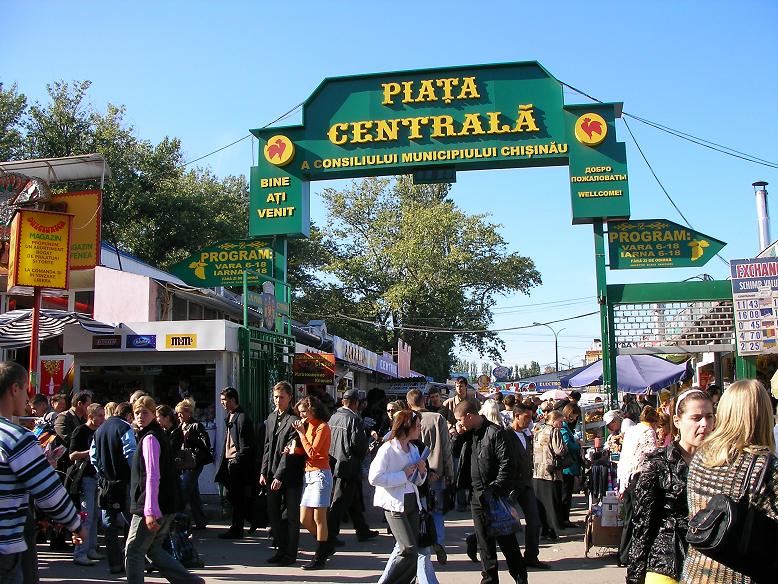 Tourists and locals at the Chisinau Piata Centrala