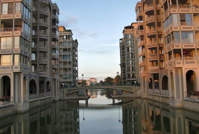 Bridge uniting two buildings in the city of Lattes