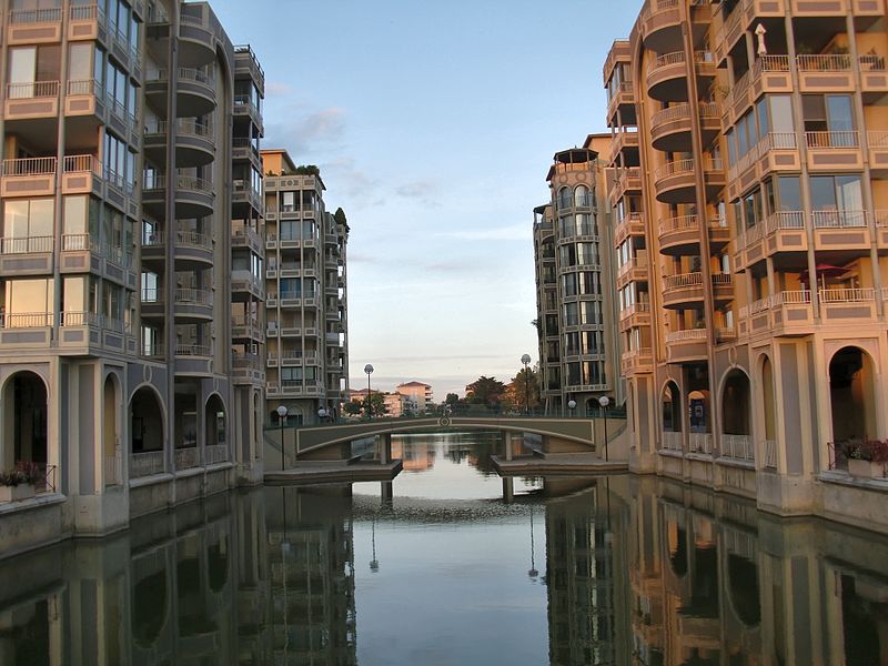 Vue d'un pont reliant des immeubles à Lattes