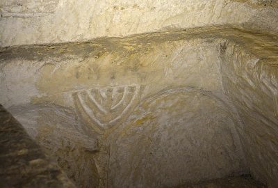 Menorah sur le mur des catacombes de Malte