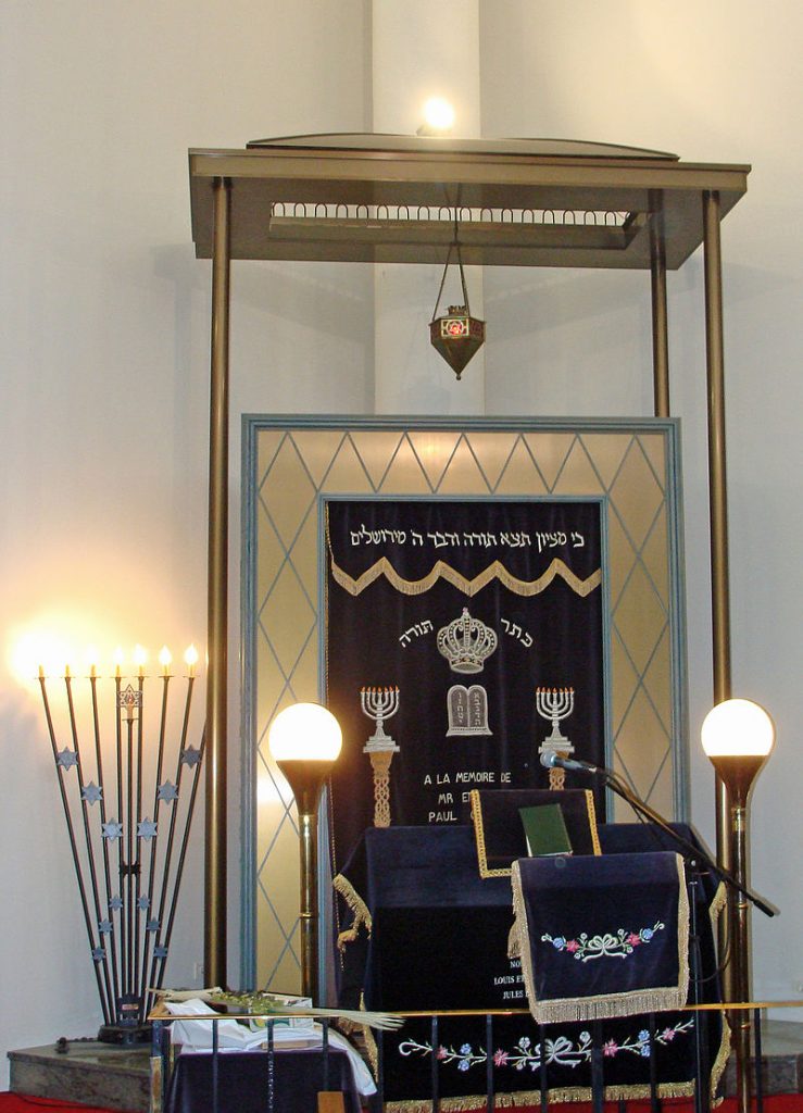 Arche et menorah de la synagogue