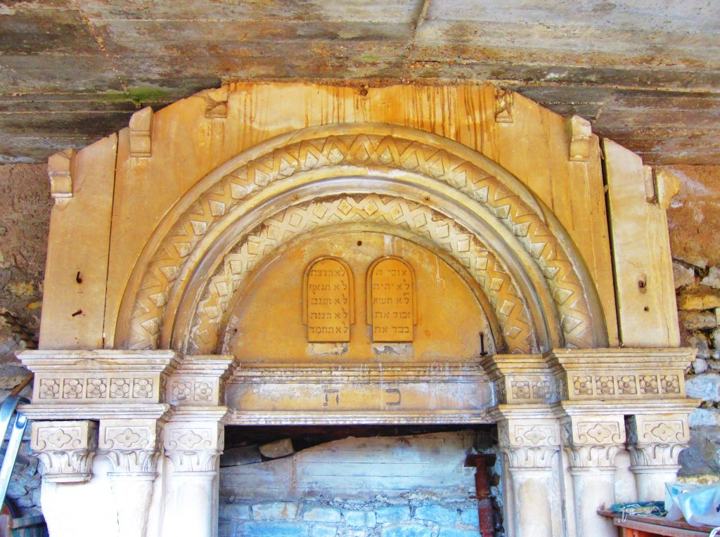 Tables de la loi dans la synagogue