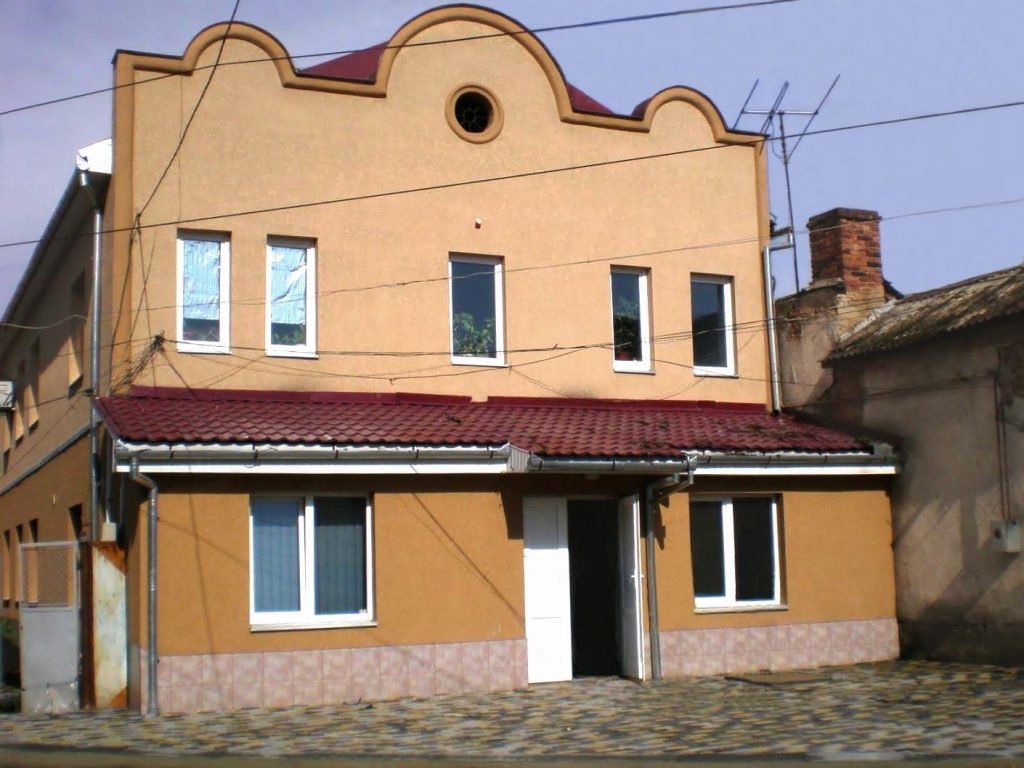 Outside view of the Spinka synagogue