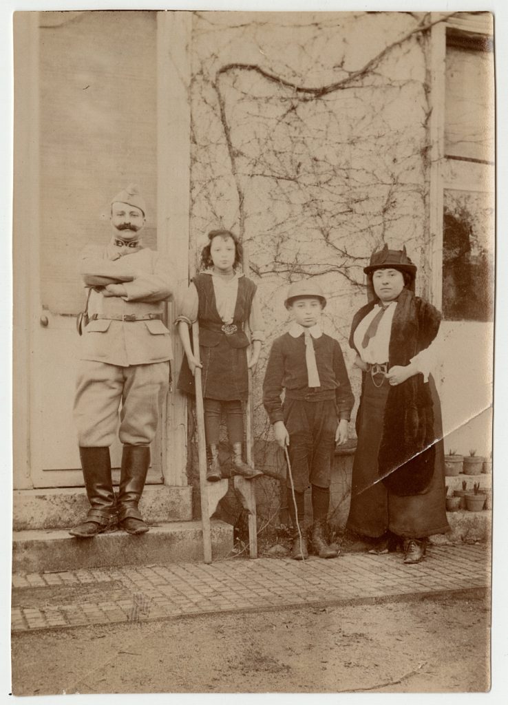 Jean Zay's family posing for a photo in Orléans