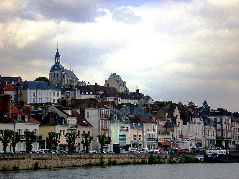 Panoramic view of the city of Joigny