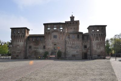 Outside view of the castle of Cento