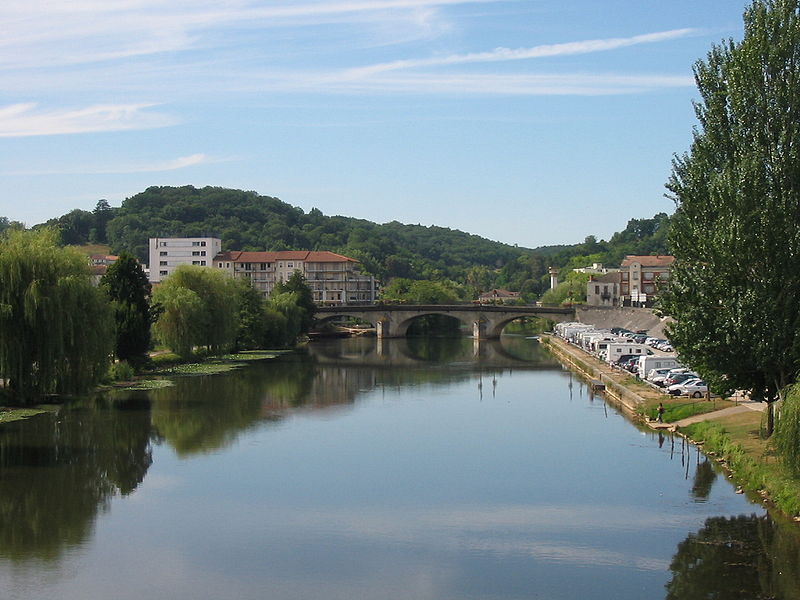 Vue panoramique de la ville de Perigueux et de la rivière