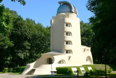 Vue extérieure de l'étrange Einsteinturm dans le Albert Einstein Science Park.
