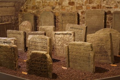 Stèles juives du Moyen Age présentées au musée