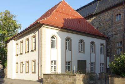 La ville possède une belle synagogue baroque qui a été construite en 1759.