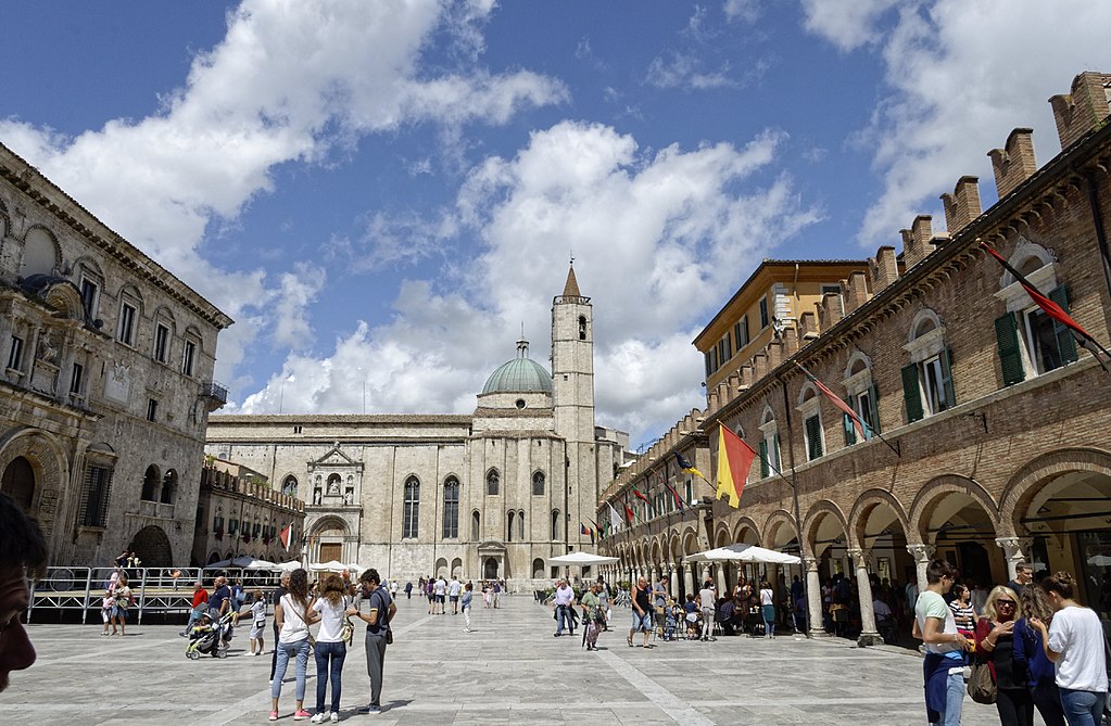 Vue des immeubles anciens du centre ville d'Ascoli