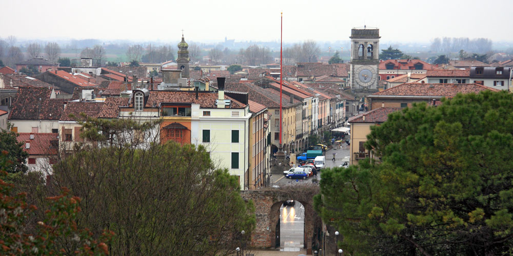 Panoramic view of the city of Este