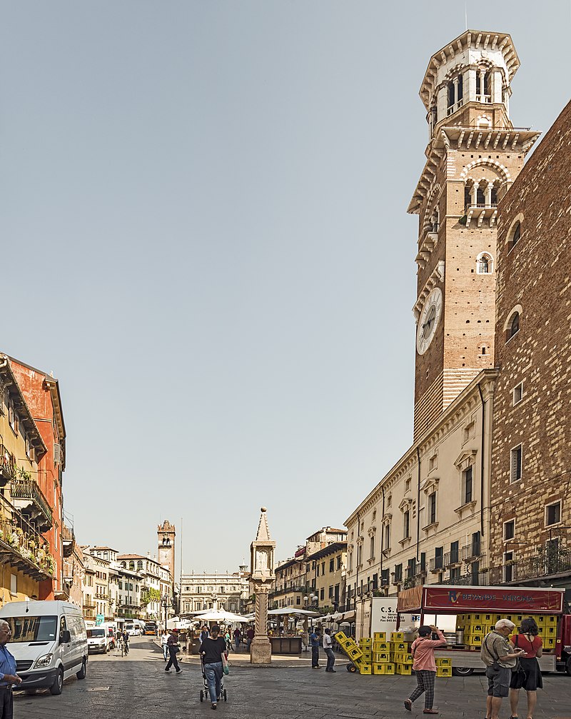 Vue de la grande place delle Erbe