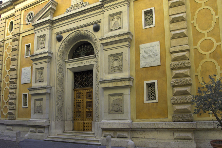 Vue extérieure de la belle synagogue de Vérone