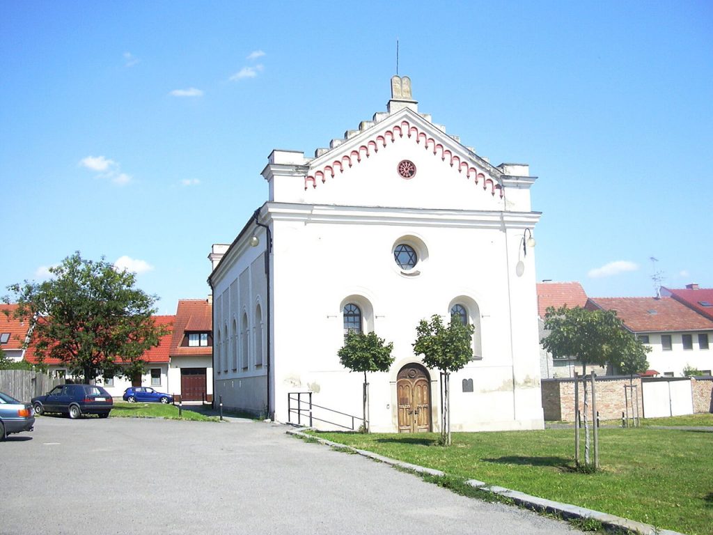 Outside view of the synagogue of Slavkov