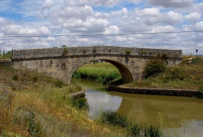 View of an ancient bridge in the city of Amusco