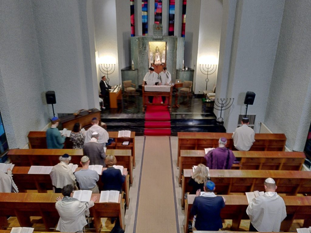 Prayers inside the synagogue of Esch