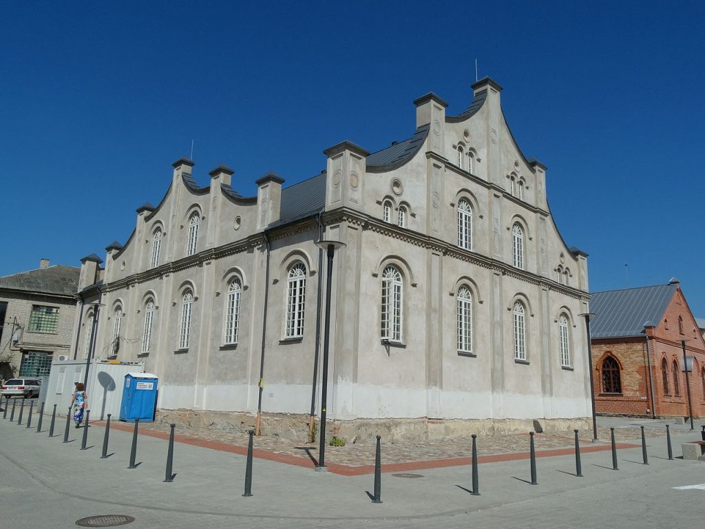 Vue extérieure de la synagogue blanche de Joniskis