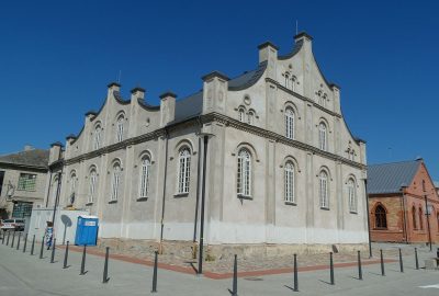 Vue extérieure de la synagogue blanche de Joniskis