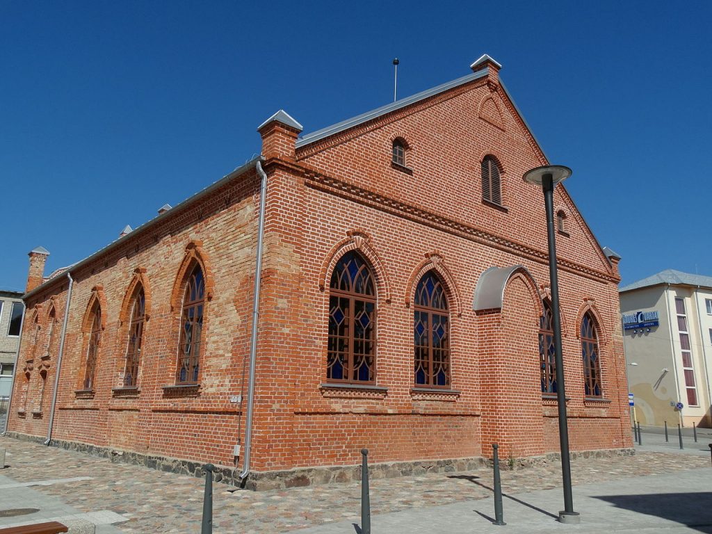 Vue extérieure de la synagogue rouge de Joniskis