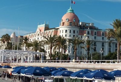 Vue extérieure du célèbre hôtel de Nice, le Negresco