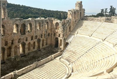 Vue d'un magnifique théâtre athénien proche du Parthénon