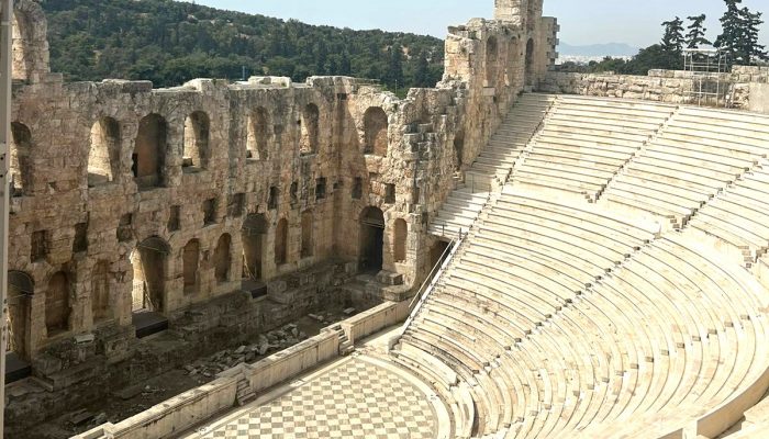 Vue d'un magnifique théâtre athénien proche du Parthénon