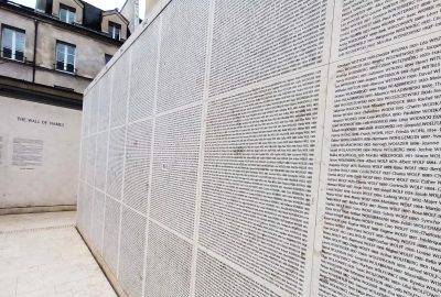 A l’entrée du Mémorial se trouve le Mur des noms, avec les noms des juifs déportés de France.